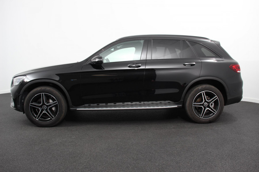 Mercedes-Benz GLC 300e 4MATIC 9G-tronic AMG Line Navigatie Cruise Control Parkeersensoren Stoelverwarming Panorama dak Matrix LED-koplampen Virtual Cockpit Surround-systeem Burmester Inductielader