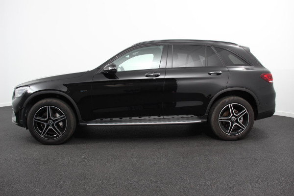 Mercedes-Benz GLC 300e 4MATIC 9G-tronic AMG Line Navigatie Cruise Control Parkeersensoren Stoelverwarming Panorama dak Matrix LED-koplampen Virtual Cockpit Surround-systeem Burmester Inductielader