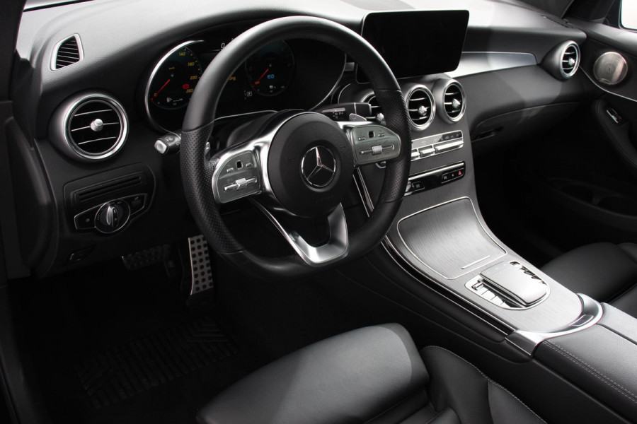 Mercedes-Benz GLC 300e 4MATIC 9G-tronic AMG Line Navigatie Cruise Control Parkeersensoren Stoelverwarming Panorama dak Matrix LED-koplampen Virtual Cockpit Surround-systeem Burmester Inductielader