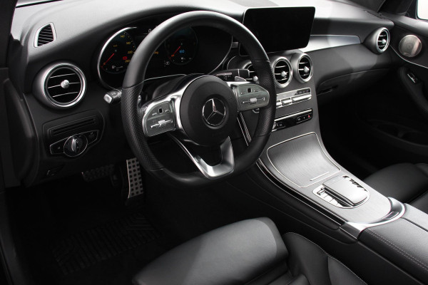 Mercedes-Benz GLC 300e 4MATIC 9G-tronic AMG Line Navigatie Cruise Control Parkeersensoren Stoelverwarming Panorama dak Matrix LED-koplampen Virtual Cockpit Surround-systeem Burmester Inductielader
