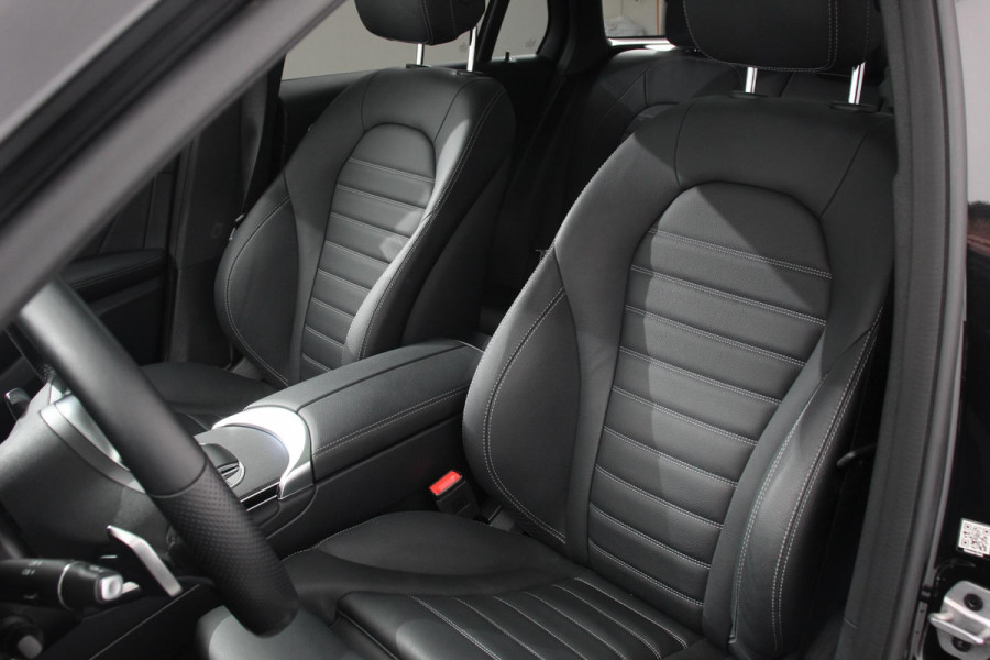 Mercedes-Benz GLC 300e 4MATIC 9G-tronic AMG Line Navigatie Cruise Control Parkeersensoren Stoelverwarming Panorama dak Matrix LED-koplampen Virtual Cockpit Surround-systeem Burmester Inductielader