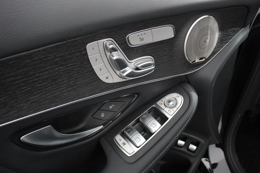 Mercedes-Benz GLC 300e 4MATIC 9G-tronic AMG Line Navigatie Cruise Control Parkeersensoren Stoelverwarming Panorama dak Matrix LED-koplampen Virtual Cockpit Surround-systeem Burmester Inductielader