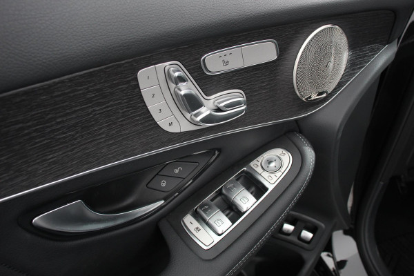 Mercedes-Benz GLC 300e 4MATIC 9G-tronic AMG Line Navigatie Cruise Control Parkeersensoren Stoelverwarming Panorama dak Matrix LED-koplampen Virtual Cockpit Surround-systeem Burmester Inductielader