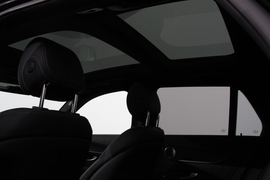 Mercedes-Benz GLC 300e 4MATIC 9G-tronic AMG Line Navigatie Cruise Control Parkeersensoren Stoelverwarming Panorama dak Matrix LED-koplampen Virtual Cockpit Surround-systeem Burmester Inductielader