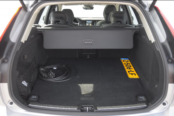 Volvo XC60 T6 350PK Automaat AWD Plus Dark Long range / Trekhaak /Adaptieve cruise control / Panoramadak / Apple carplay / Parkeersensoren met 360 camera / Elektrische achterklep / Elektrische stoelen met geheugen / Stoel en stuurwielverwarming