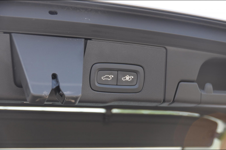 Volvo XC60 T6 350PK Automaat AWD Plus Dark Long range / Trekhaak /Adaptieve cruise control / Panoramadak / Apple carplay / Parkeersensoren met 360 camera / Elektrische achterklep / Elektrische stoelen met geheugen / Stoel en stuurwielverwarming