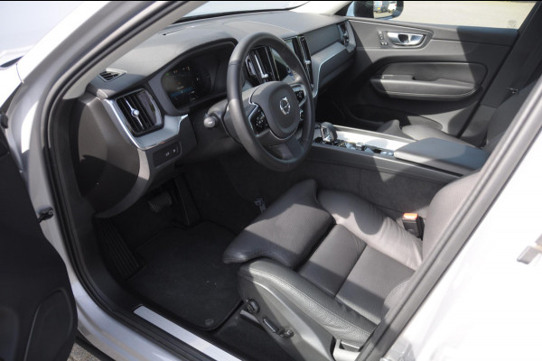 Volvo XC60 T6 350PK Automaat AWD Plus Dark Long range / Trekhaak /Adaptieve cruise control / Panoramadak / Apple carplay / Parkeersensoren met 360 camera / Elektrische achterklep / Elektrische stoelen met geheugen / Stoel en stuurwielverwarming