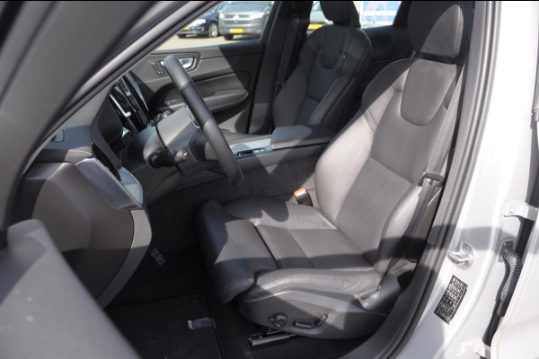 Volvo XC60 T6 350PK Automaat AWD Plus Dark Long range / Trekhaak /Adaptieve cruise control / Panoramadak / Apple carplay / Parkeersensoren met 360 camera / Elektrische achterklep / Elektrische stoelen met geheugen / Stoel en stuurwielverwarming