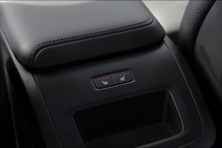 Volvo XC60 T6 350PK Automaat AWD Plus Dark Long range / Trekhaak /Adaptieve cruise control / Panoramadak / Apple carplay / Parkeersensoren met 360 camera / Elektrische achterklep / Elektrische stoelen met geheugen / Stoel en stuurwielverwarming