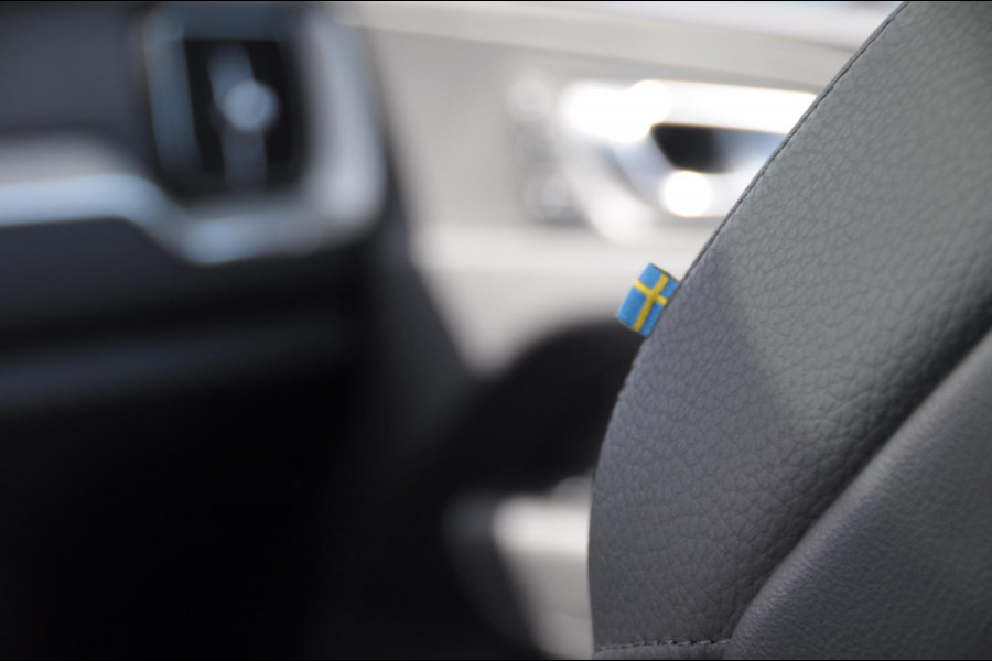 Volvo XC60 T6 350PK Automaat AWD Plus Dark Long range / Trekhaak /Adaptieve cruise control / Panoramadak / Apple carplay / Parkeersensoren met 360 camera / Elektrische achterklep / Elektrische stoelen met geheugen / Stoel en stuurwielverwarming