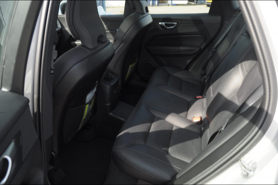 Volvo XC60 T6 350PK Automaat AWD Plus Dark Long range / Trekhaak /Adaptieve cruise control / Panoramadak / Apple carplay / Parkeersensoren met 360 camera / Elektrische achterklep / Elektrische stoelen met geheugen / Stoel en stuurwielverwarming