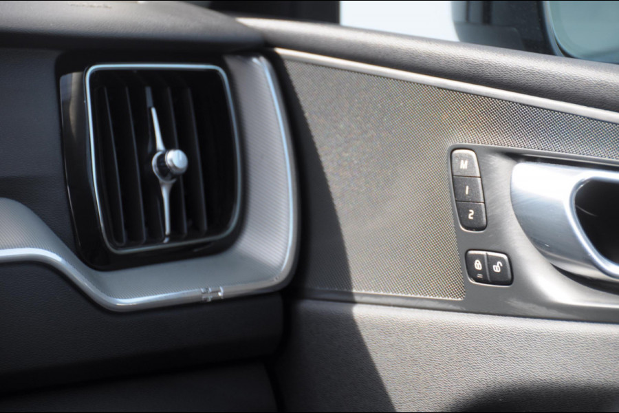 Volvo XC60 T6 350PK Automaat AWD Plus Dark Long range / Trekhaak /Adaptieve cruise control / Panoramadak / Apple carplay / Parkeersensoren met 360 camera / Elektrische achterklep / Elektrische stoelen met geheugen / Stoel en stuurwielverwarming