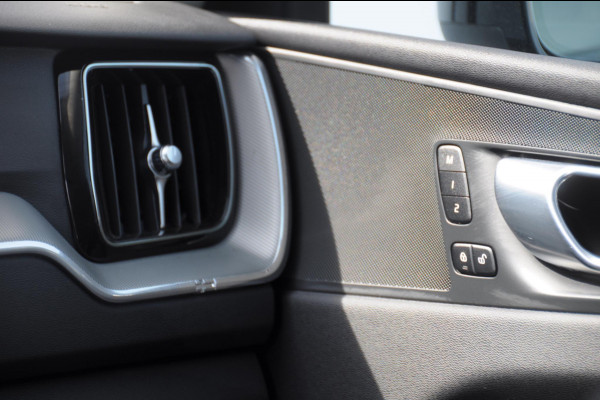 Volvo XC60 T6 350PK Automaat AWD Plus Dark Long range / Trekhaak /Adaptieve cruise control / Panoramadak / Apple carplay / Parkeersensoren met 360 camera / Elektrische achterklep / Elektrische stoelen met geheugen / Stoel en stuurwielverwarming