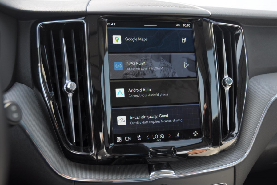 Volvo XC60 T6 350PK Automaat AWD Plus Dark Long range / Trekhaak /Adaptieve cruise control / Panoramadak / Apple carplay / Parkeersensoren met 360 camera / Elektrische achterklep / Elektrische stoelen met geheugen / Stoel en stuurwielverwarming
