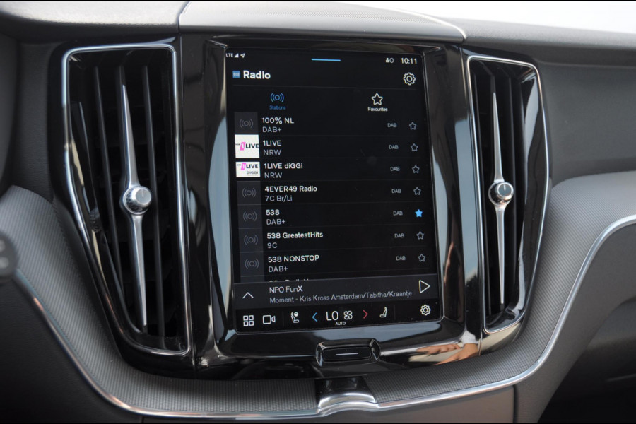 Volvo XC60 T6 350PK Automaat AWD Plus Dark Long range / Trekhaak /Adaptieve cruise control / Panoramadak / Apple carplay / Parkeersensoren met 360 camera / Elektrische achterklep / Elektrische stoelen met geheugen / Stoel en stuurwielverwarming