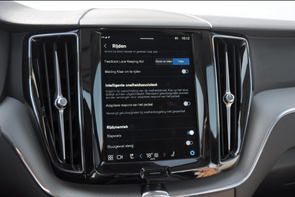 Volvo XC60 T6 350PK Automaat AWD Plus Dark Long range / Trekhaak /Adaptieve cruise control / Panoramadak / Apple carplay / Parkeersensoren met 360 camera / Elektrische achterklep / Elektrische stoelen met geheugen / Stoel en stuurwielverwarming