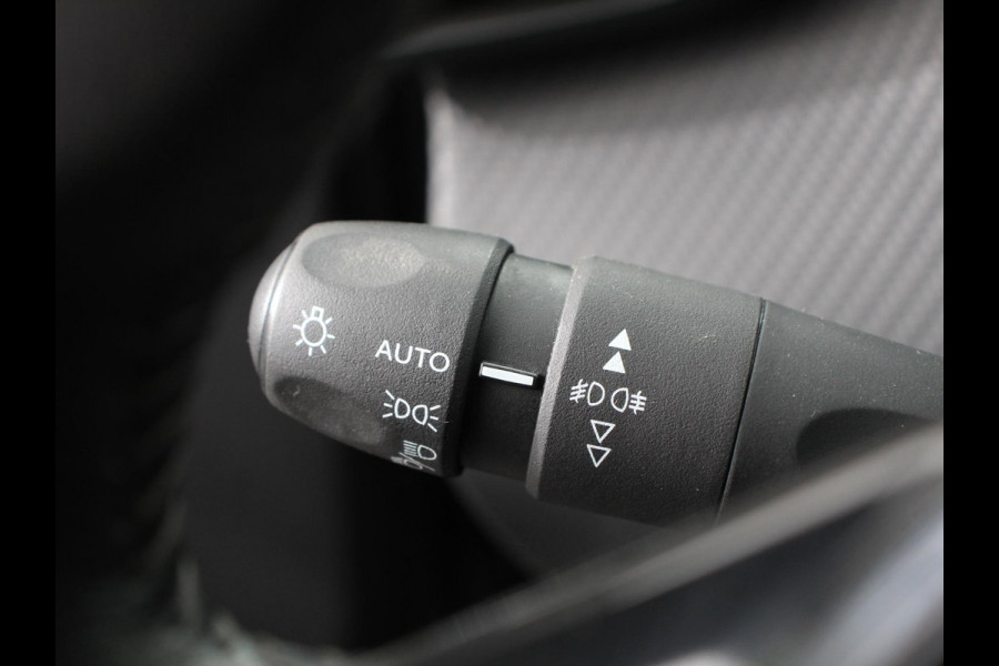 Peugeot e-2008 EV Allure 50 kWh Climate control Navigatie Cruise control LED Parkeersensoren voor + achter Apple Carplay/ Android Auto