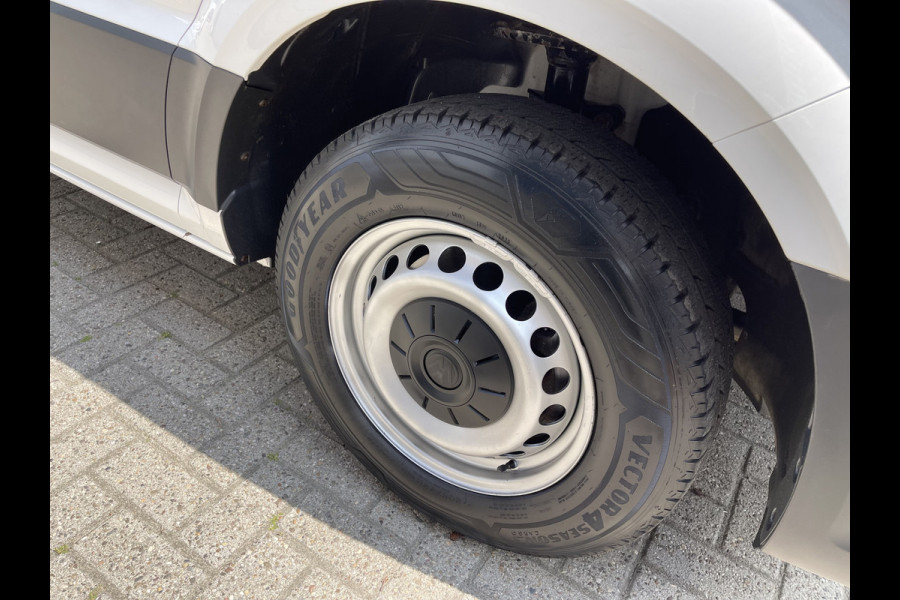 Volkswagen Crafter 35 2.0 TDI 140pk L3H3 ( voorheen L2H2 ) Comfortline / vaste prijs rijklaar € 20.950 ex btw / Sortimo ingerichte laadruimte met Victron omvormer / airco / cruise / navi / camera / trekhaak !
