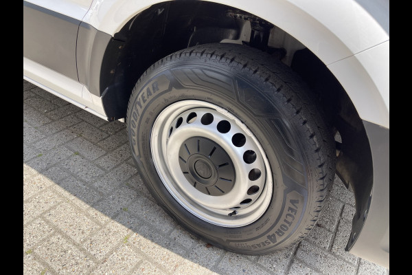 Volkswagen Crafter 35 2.0 TDI 140pk L3H3 ( voorheen L2H2 ) Comfortline / vaste prijs rijklaar € 20.950 ex btw / Sortimo ingerichte laadruimte met Victron omvormer / airco / cruise / navi / camera / trekhaak !