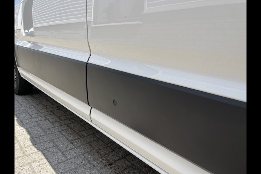 Volkswagen Crafter 35 2.0 TDI 140pk L3H3 ( voorheen L2H2 ) Comfortline / vaste prijs rijklaar € 20.950 ex btw / Sortimo ingerichte laadruimte met Victron omvormer / airco / cruise / navi / camera / trekhaak !