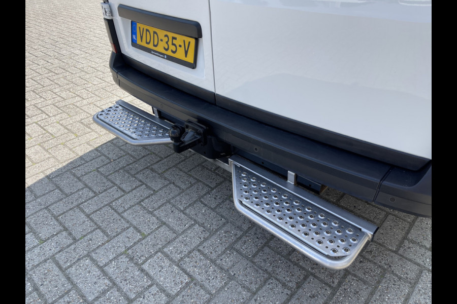 Volkswagen Crafter 35 2.0 TDI 140pk L3H3 ( voorheen L2H2 ) Comfortline / vaste prijs rijklaar € 20.950 ex btw / Sortimo ingerichte laadruimte met Victron omvormer / airco / cruise / navi / camera / trekhaak !