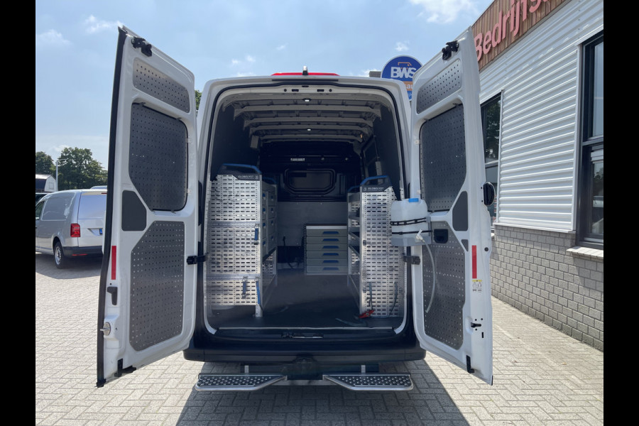 Volkswagen Crafter 35 2.0 TDI 140pk L3H3 ( voorheen L2H2 ) Comfortline / vaste prijs rijklaar € 20.950 ex btw / Sortimo ingerichte laadruimte met Victron omvormer / airco / cruise / navi / camera / trekhaak !