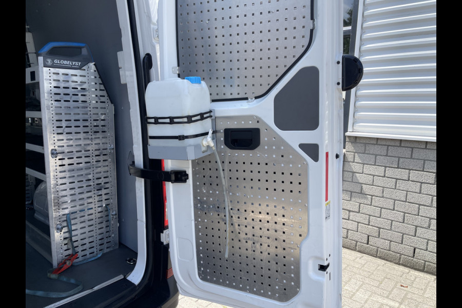 Volkswagen Crafter 35 2.0 TDI 140pk L3H3 ( voorheen L2H2 ) Comfortline / vaste prijs rijklaar € 20.950 ex btw / Sortimo ingerichte laadruimte met Victron omvormer / airco / cruise / navi / camera / trekhaak !