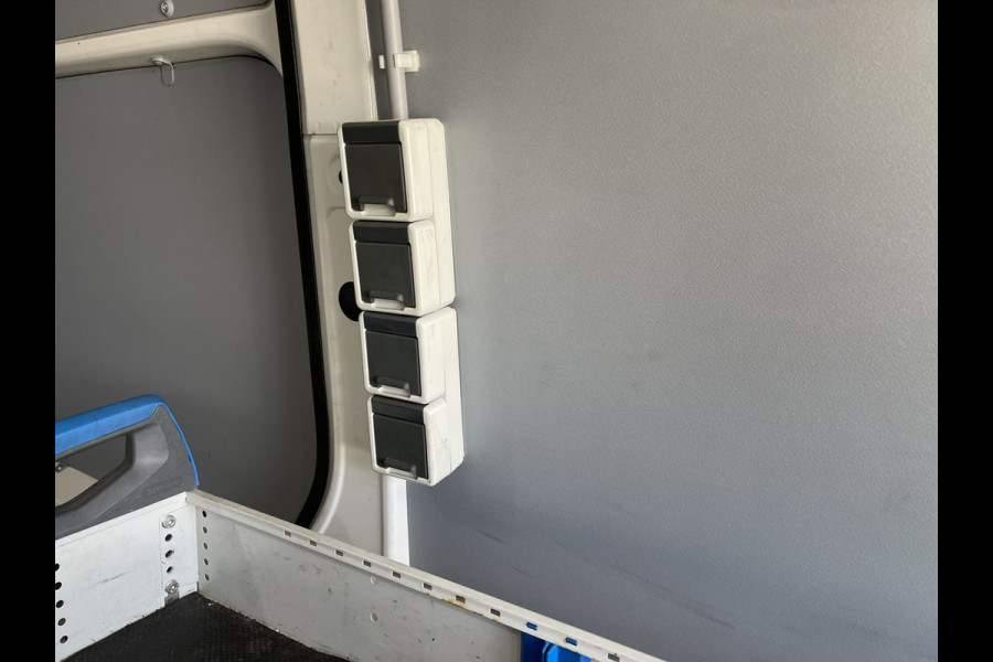 Volkswagen Crafter 35 2.0 TDI 140pk L3H3 ( voorheen L2H2 ) Comfortline / vaste prijs rijklaar € 20.950 ex btw / Sortimo ingerichte laadruimte met Victron omvormer / airco / cruise / navi / camera / trekhaak !