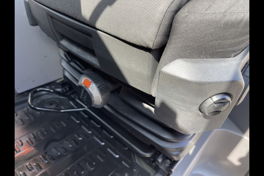 Volkswagen Crafter 35 2.0 TDI 140pk L3H3 ( voorheen L2H2 ) Comfortline / vaste prijs rijklaar € 20.950 ex btw / Sortimo ingerichte laadruimte met Victron omvormer / airco / cruise / navi / camera / trekhaak !