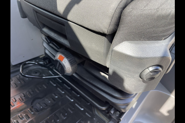 Volkswagen Crafter 35 2.0 TDI 140pk L3H3 ( voorheen L2H2 ) Comfortline / vaste prijs rijklaar € 20.950 ex btw / Sortimo ingerichte laadruimte met Victron omvormer / airco / cruise / navi / camera / trekhaak !