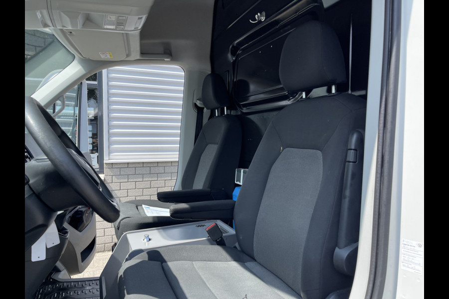 Volkswagen Crafter 35 2.0 TDI 140pk L3H3 ( voorheen L2H2 ) Comfortline / vaste prijs rijklaar € 20.950 ex btw / Sortimo ingerichte laadruimte met Victron omvormer / airco / cruise / navi / camera / trekhaak !
