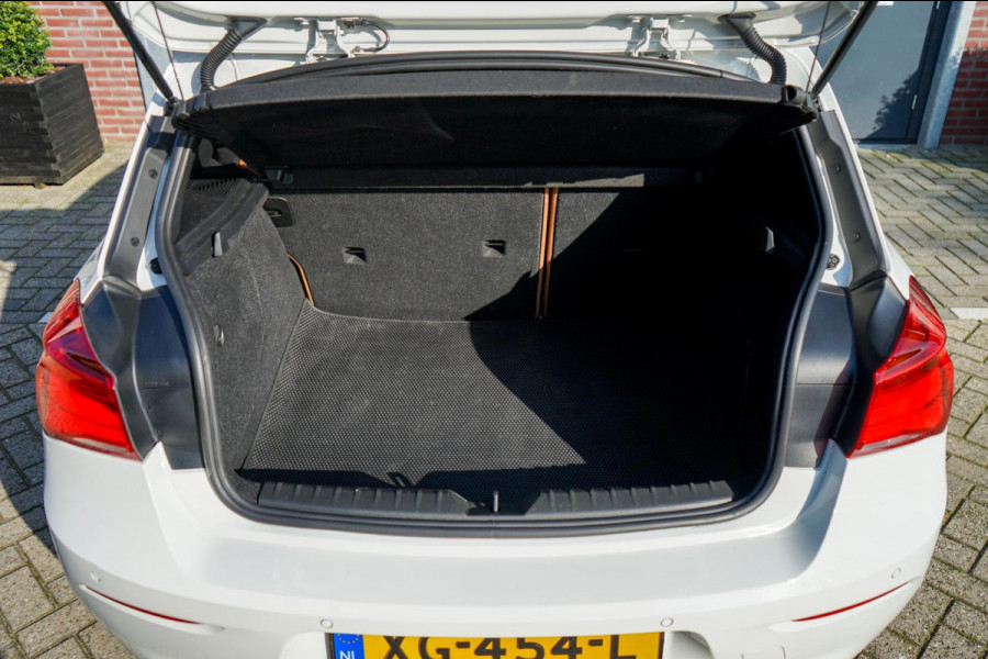 BMW 1-serie 118i High Executive | Origineel Nederlands! Navi Prof. | Leder | Trekhaak, Parkeersensoren V+A, DAB, Premium HiFi, LED