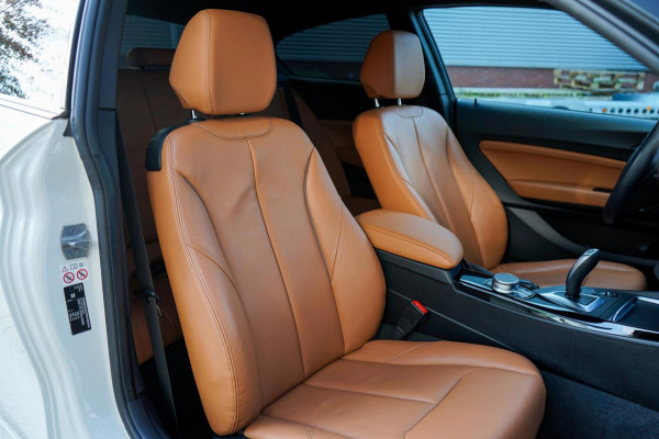 BMW 1-serie 118i High Executive | Origineel Nederlands! Navi Prof. | Leder | Trekhaak, Parkeersensoren V+A, DAB, Premium HiFi, LED