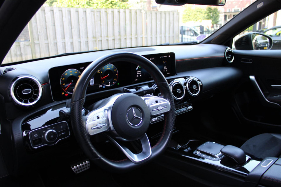 Mercedes-Benz A-Klasse 180 Business Solution AMG Pano Navi