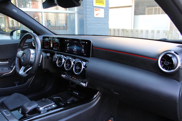 Mercedes-Benz A-Klasse 180 Business Solution AMG Pano Navi