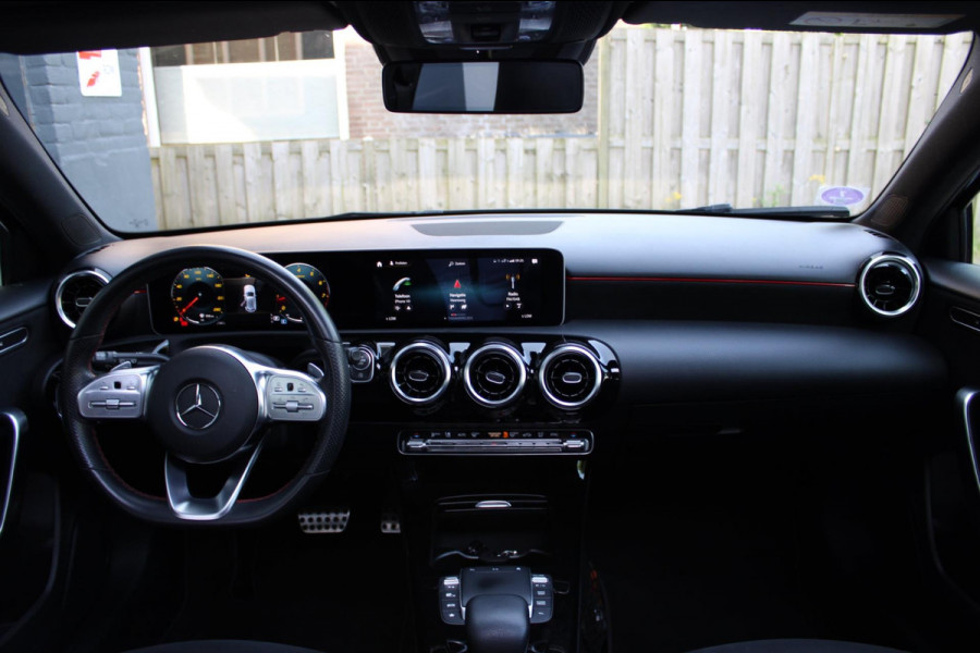 Mercedes-Benz A-Klasse 180 Business Solution AMG Pano Navi
