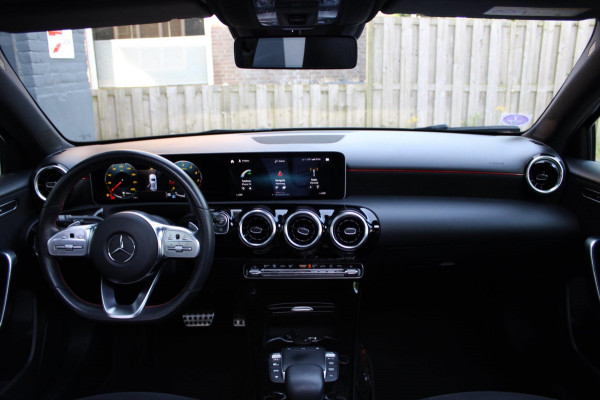 Mercedes-Benz A-Klasse 180 Business Solution AMG Pano Navi