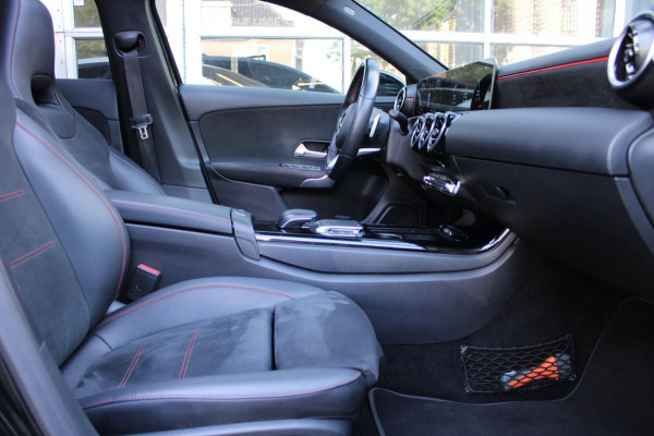 Mercedes-Benz A-Klasse 180 Business Solution AMG Pano Navi