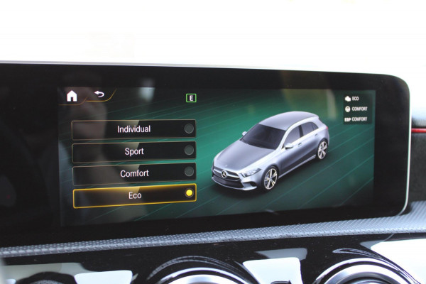 Mercedes-Benz A-Klasse 180 Business Solution AMG Pano Navi