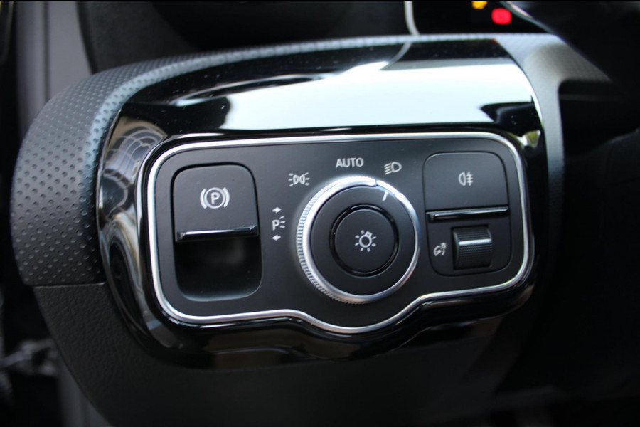 Mercedes-Benz A-Klasse 180 Business Solution AMG Pano Navi