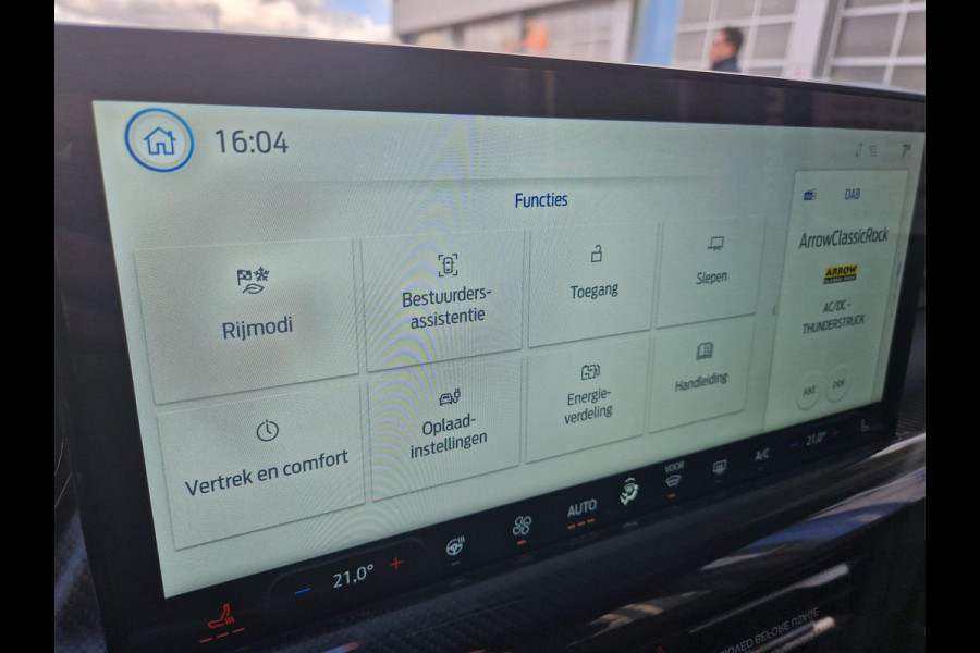 Ford Kuga 2.5 PHEV ST-Line 243 pk | Driver Assistance Pack | Wegklapbare trekhaak | 2.100 kg trekgewicht! | Winterpakket | 19 inch Licht metalen Velgen | €4.000,- prijsvoordeel!