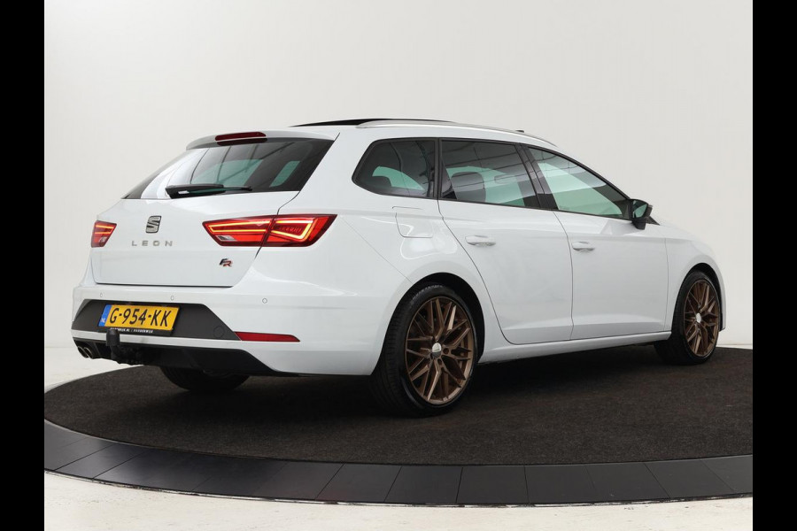 Seat León ST 1.5 TSI FR Intense | Panoramadak | DSG | Stoelverwarming | Carplay | Camera | Trekhaak | Full-LED | Keyless | Navigatie