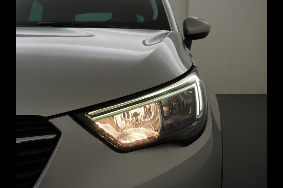 Opel Crossland X T111pk Trekhaak Apple Carplay Android Navi Dual Ecc Cruise Control WiFi Multi-Media 360°Camera Lmv DAB Keyless 1/2 Leder Verkeer Premium Innovation+ Pack LaneAssist Licht+Regensensor AGR Ergonomie Comfort-Sportstoelen EURO 6 Origineel Nederlandse Auto