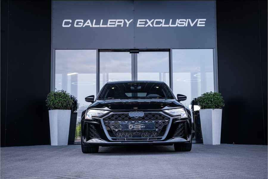 Audi RS3 Sportback 2.5 TFSI quattro - Panorama | Kuipstoelen | Sonos | Carbon