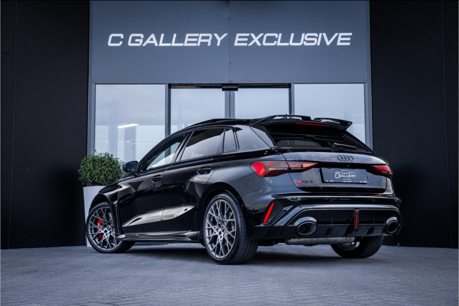 Audi RS3 Sportback 2.5 TFSI quattro - Panorama | Kuipstoelen | Sonos | Carbon