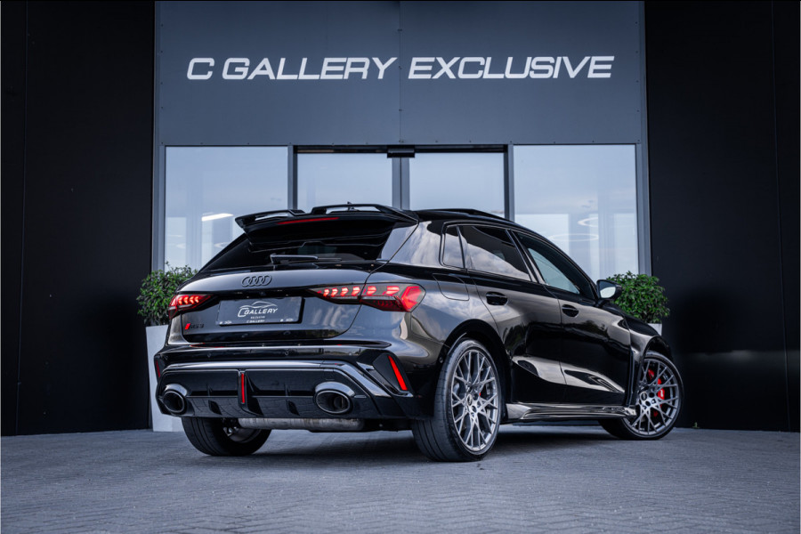 Audi RS3 Sportback 2.5 TFSI quattro - Panorama | Kuipstoelen | Sonos | Carbon
