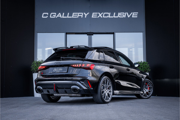 Audi RS3 Sportback 2.5 TFSI quattro - Panorama | Kuipstoelen | Sonos | Carbon