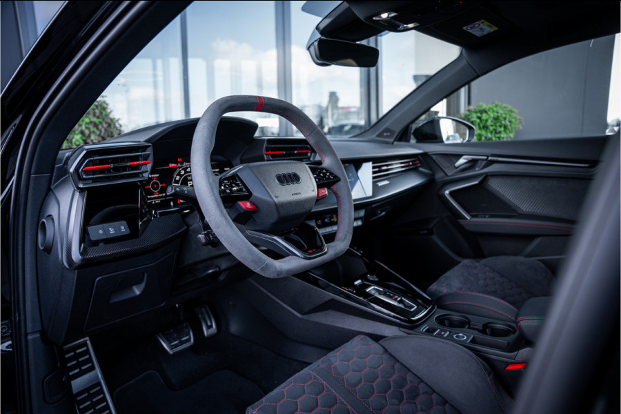 Audi RS3 Sportback 2.5 TFSI quattro - Panorama | Kuipstoelen | Sonos | Carbon