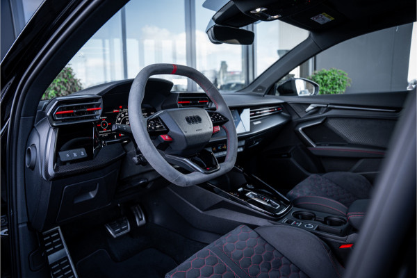 Audi RS3 Sportback 2.5 TFSI quattro - Panorama | Kuipstoelen | Sonos | Carbon