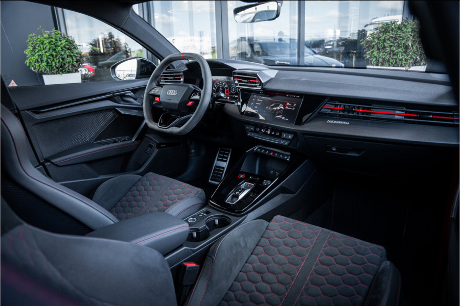 Audi RS3 Sportback 2.5 TFSI quattro - Panorama | Kuipstoelen | Sonos | Carbon